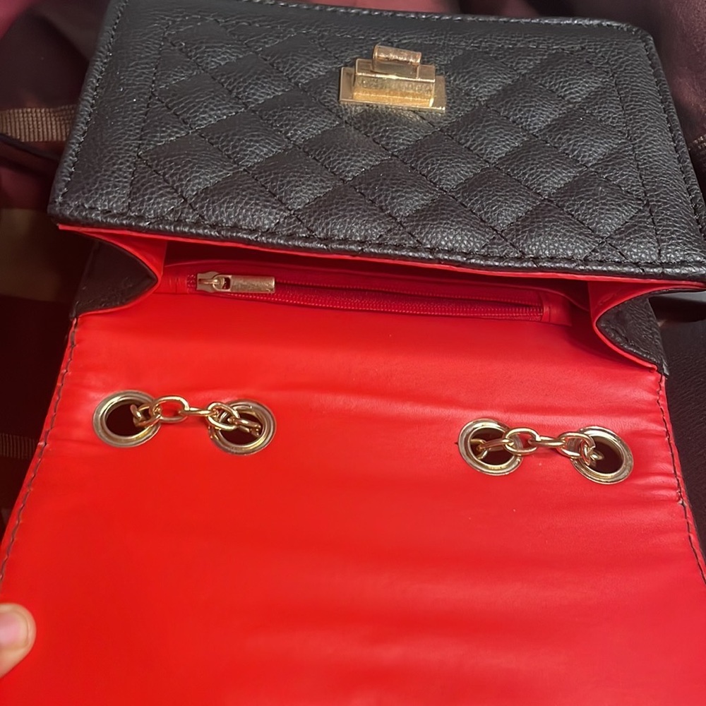 Chain latch key purse